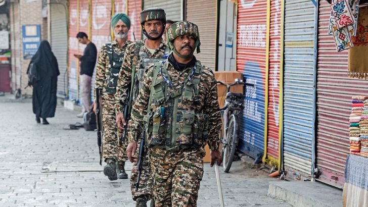 https://salarnews.in/public/uploads/images/newsimages/maannewsimage21082025_202330_CRPF securityy.jpg
